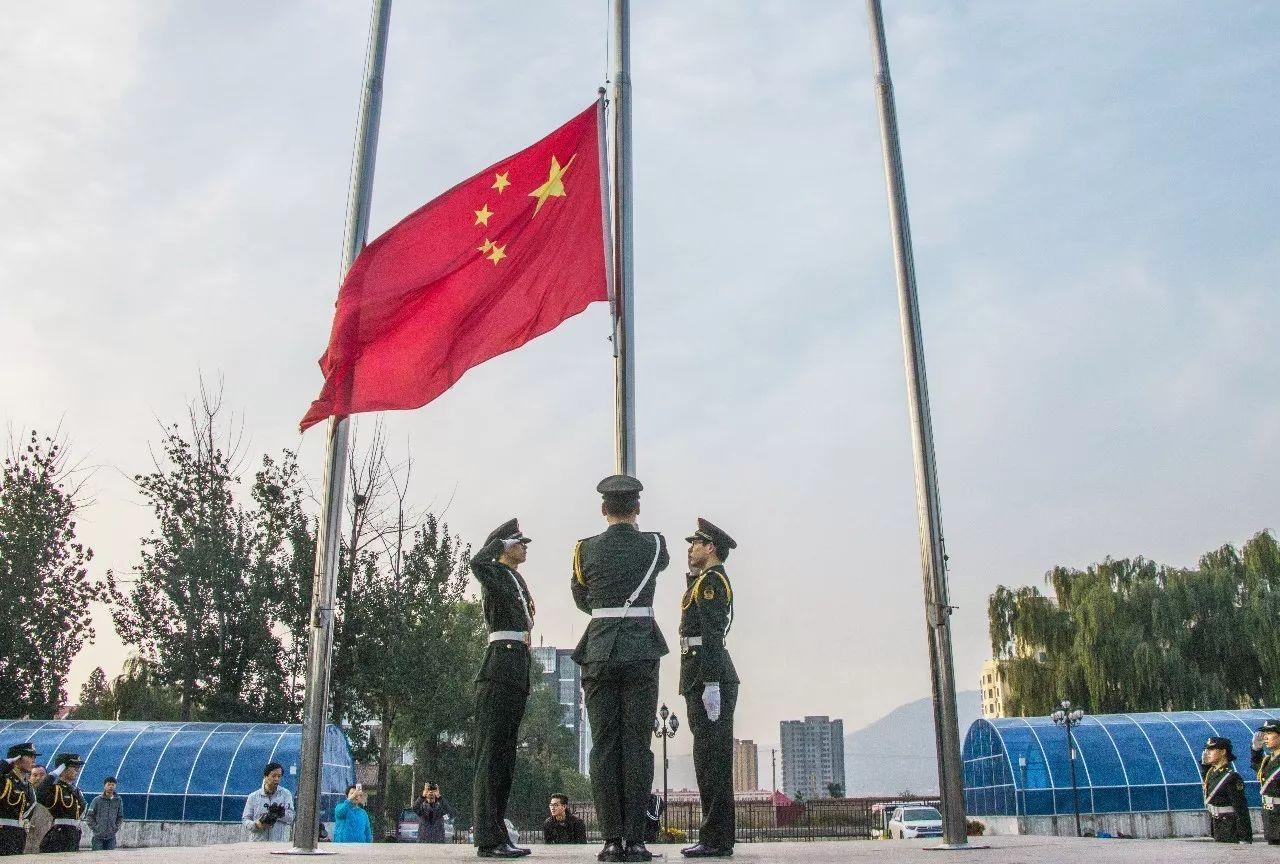 亚当玩高尔夫